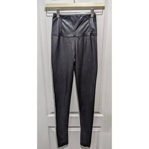 Aritzia Wilfred Free | Daria High-waisted Vegan Leather leggings in Black - Picture 2 of 8